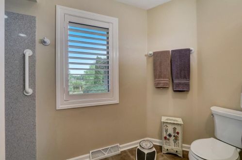 303 Parkview Ct, Chenequa WI exterior