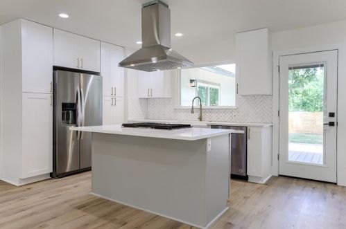 8400 Burrell Dr, Austin TX 78757-7828 exterior