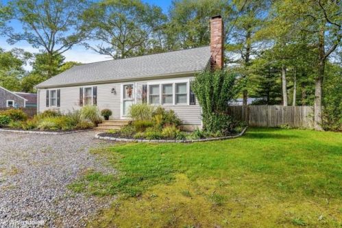 80 Quinaquisset Ave, Mashpee, MA 02649-2908