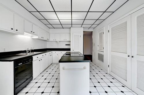 6303 5 Acre Wood St, Austin TX 78746-7125 exterior