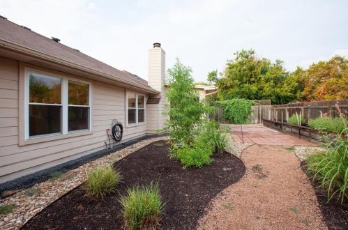 8104 Doe Meadow Dr, Austin, TX 78749-2864