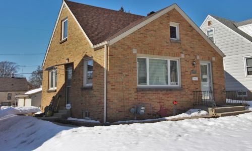 3729 17th St, Milwaukee, WI 53221-1653