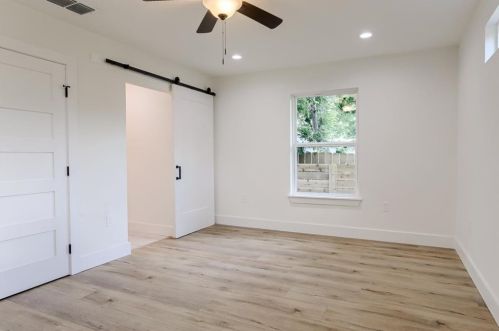 8400 Burrell Dr, Austin TX 78757-7828 exterior