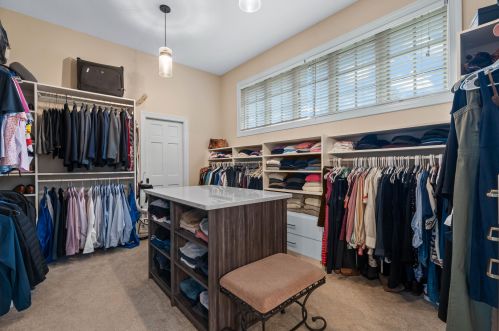 1704 Cedar Bnd, Chenequa WI 53029-8665 exterior