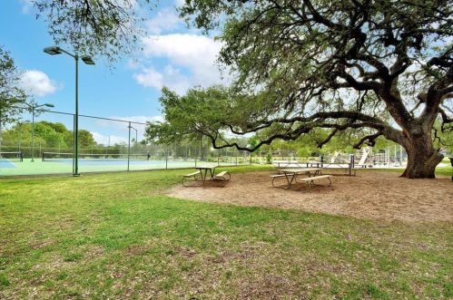 7105 Fence Line Dr, Austin TX 78749-2312 exterior