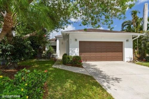 527 103rd Ave, Naples, FL 34108-3218