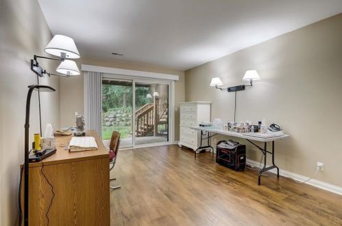 303 Parkview Ct, Chenequa WI exterior