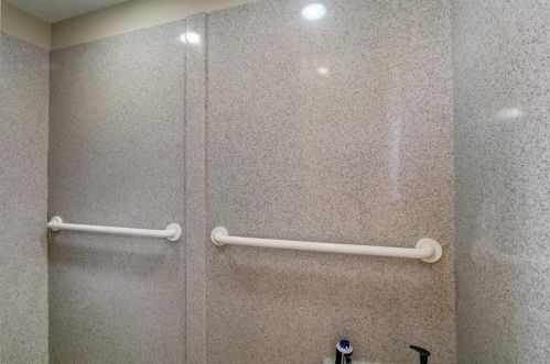 303 Parkview Ct, Chenequa WI exterior