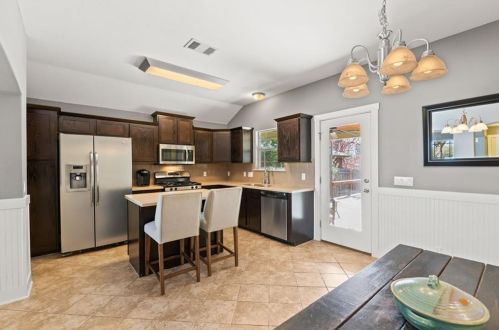 7000 Bay City Bnd, Austin TX 78725-2938 exterior