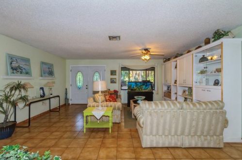 170 16th Ave, Naples, FL 34120-2373