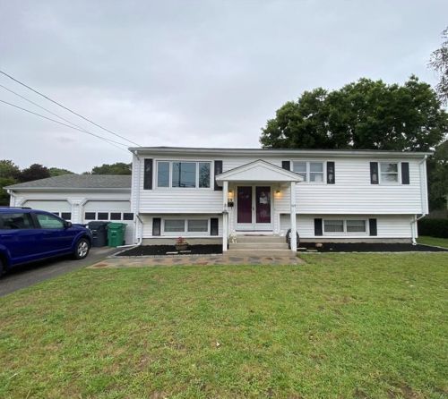 105 Sandy Ln, Warwick, RI 02889-4425