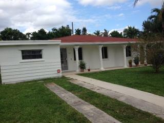 921 156th Ter, Miami FL  33162-5301 exterior