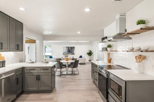 8902 Balcones Clb Dr, Austin TX 78750-3008 exterior