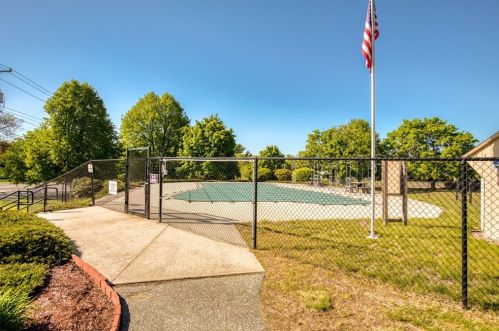 47 Mitchell Dr, Chicopee MA 01022-2147 exterior