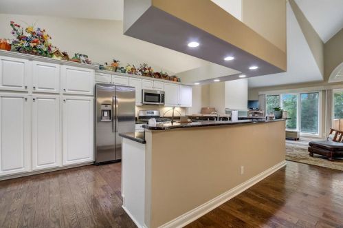 303 Parkview Ct, Chenequa WI exterior