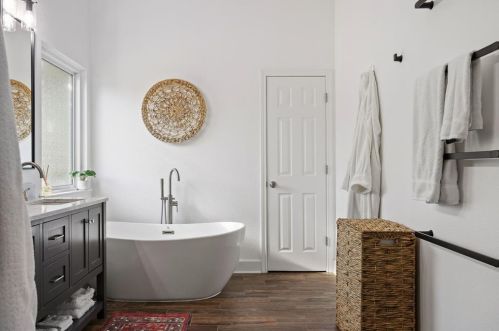 4246 Cyn Gln Cir, Austin TX 78732-2187 exterior