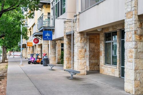 2401 6th St, Austin TX exterior