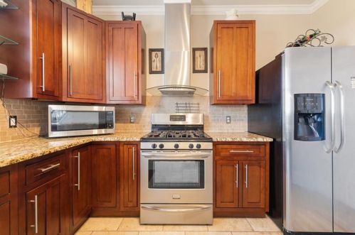 3921 Cyn Gln Cir, Austin TX 78732-2187 exterior