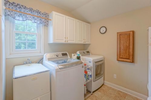 677 Greenway Ter, Chenequa WI 53029-1169 exterior