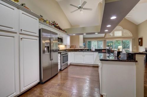 303 Parkview Ct, Chenequa WI exterior