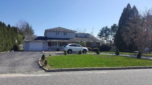 5 Marshmellow Dr, Commack, NY 11725-1018