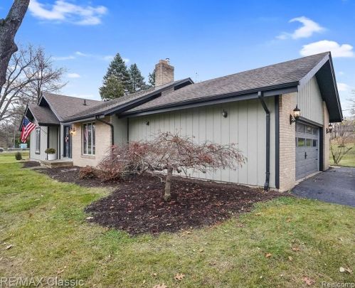 2011 Decker Rd, Walled Lake, MI 48390-2525