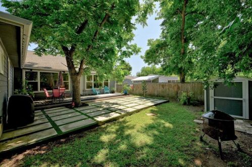 2003 Alegria Rd, Austin TX 78757-3219 exterior