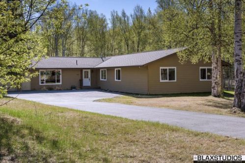 665 Holiday Dr, Wasilla AK  99654-6311 exterior