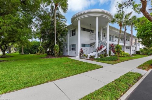 288 2nd St, Naples, FL 34117-9376