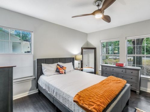 6207 Betty Cook Dr, Austin TX 78723-3313 exterior