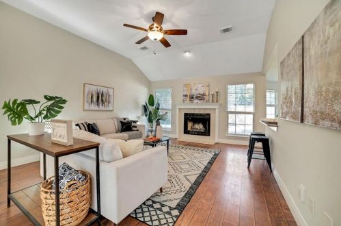 6868 Auckland Dr, Austin TX 78749-4139 exterior