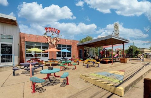 8312 Bowling Green Dr, Austin TX  78757-7710 exterior