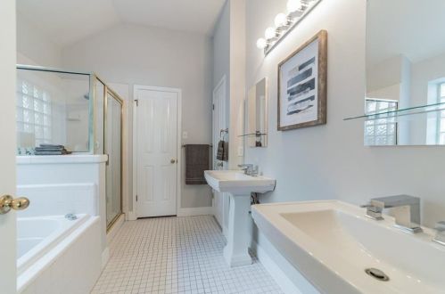 6868 Auckland Dr, Austin TX 78749-4139 exterior