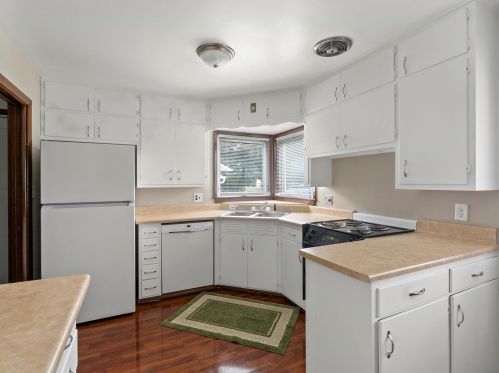 1216 Cherry Rd, Manitowoc WI 54220-1918 exterior