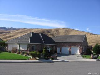 2015 Maiden Ln, Wenatchee, WA 98801-8210