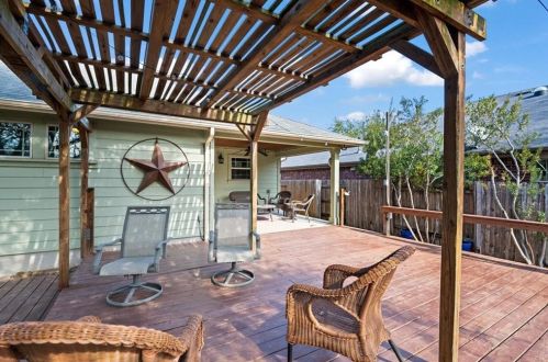 7000 Bay City Bnd, Austin TX 78725-2938 exterior