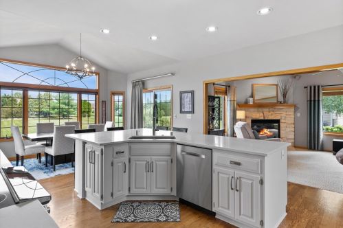 108 Long Mdw Dr, Chenequa WI 53029-2904 exterior