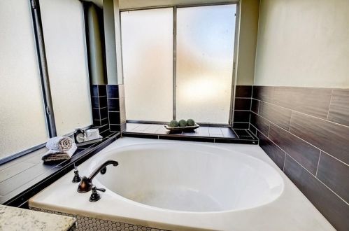 8100 Cahill Dr, Austin TX 78729-6437 exterior