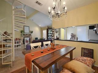 1750 Timberwood Dr, Austin TX  78741-5547 exterior