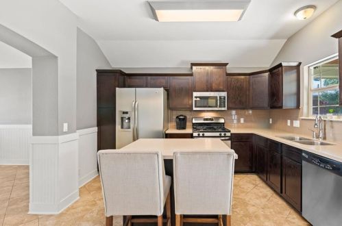 7000 Bay City Bnd, Austin TX 78725-2938 exterior