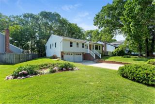 70 Bobann Dr, Nesconset, NY 11767-2232