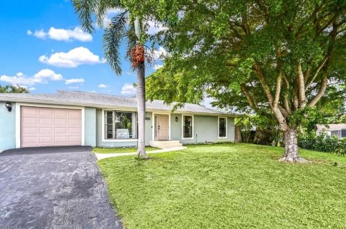 183 3rd St, Naples, FL 34117-2110