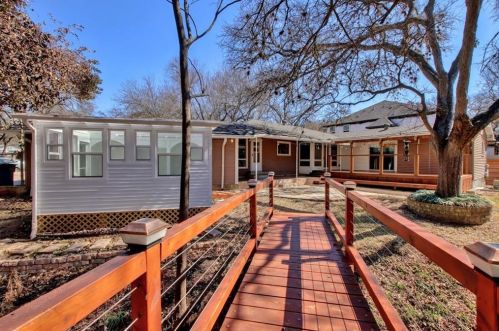 1403 Crestwood Rd, Austin TX 78722-1114 exterior