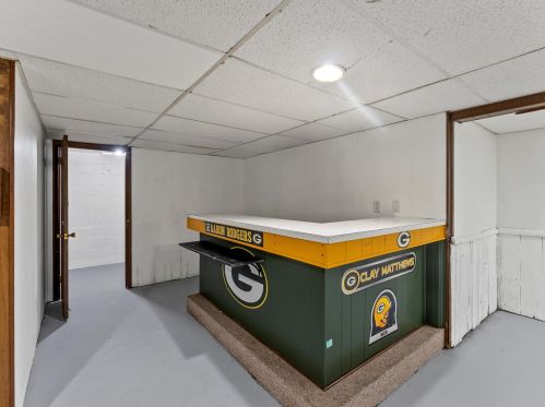 1216 Cherry Rd, Manitowoc WI 54220-1918 exterior