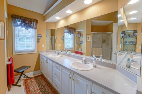 677 Greenway Ter, Chenequa WI 53029-1169 exterior