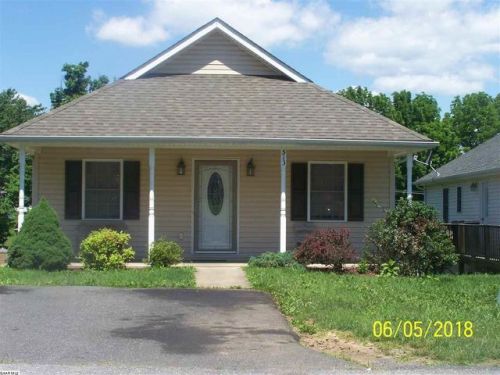 513 D St, Staunton, VA 24401-2745