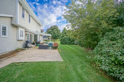 677 Greenway Ter, Chenequa WI 53029-1169 exterior